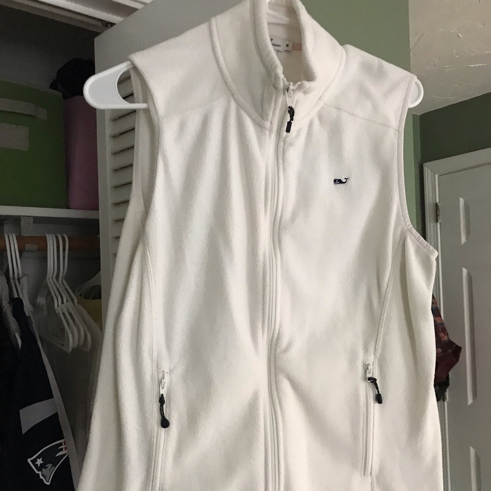 White vineyard vines fleece vest